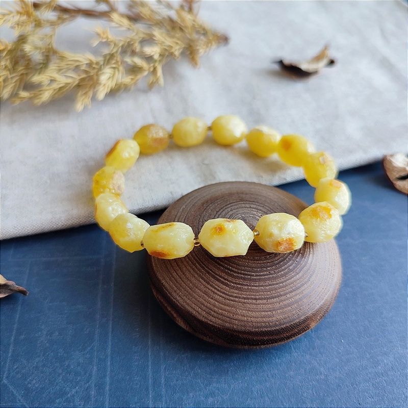 Браслет "Кусанка-оливка" янтарь