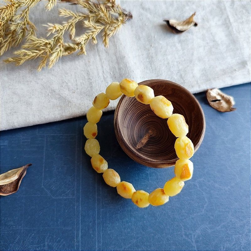 Браслет "Кусанка-оливка" янтарь