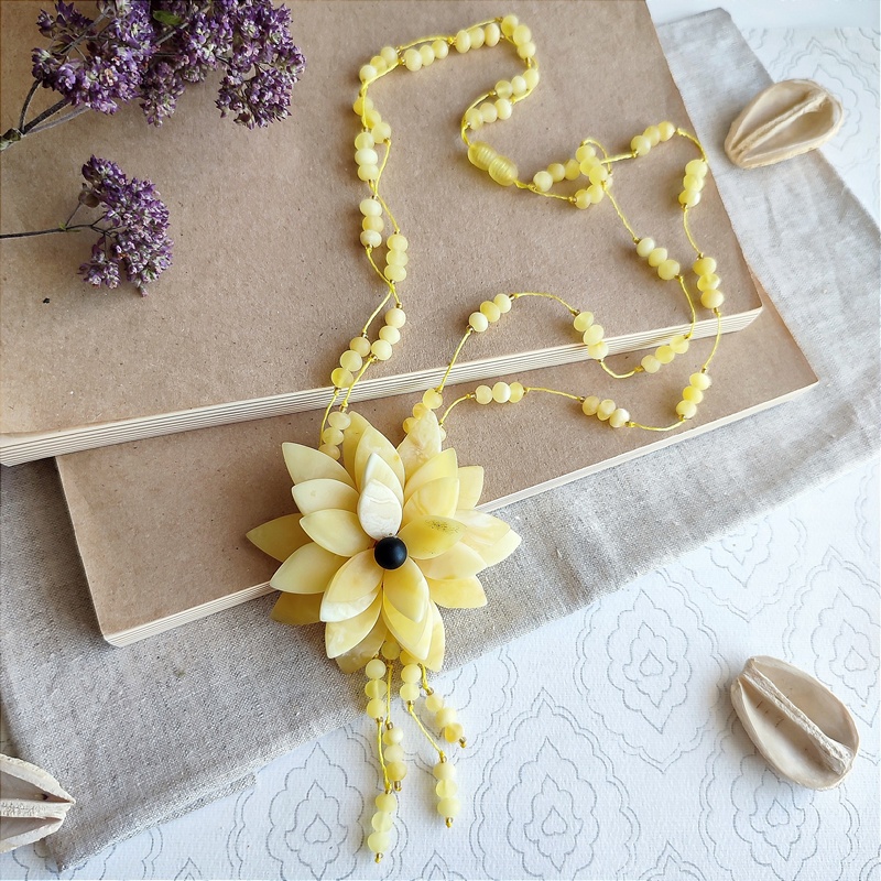 Колье "Цветок" янтарь