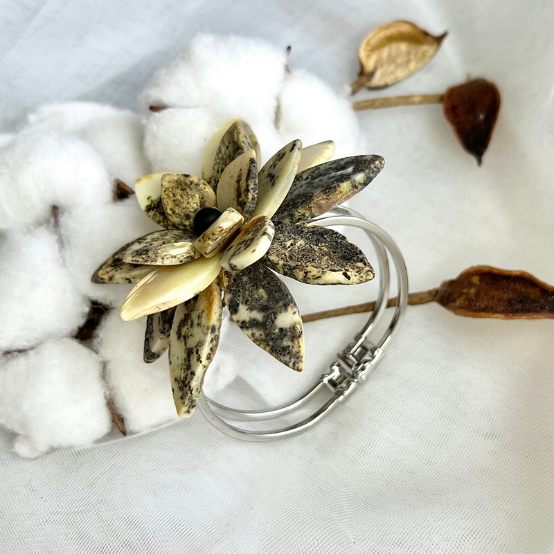 Браслет "Цветок" янтарь